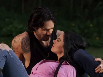 Rafael y Fernanda pasan una noche bajo las estrellas hablando de sus sentimientos Rafael y Fernanda pasan una noche bajo las estrellas hablando de sus sentimientos