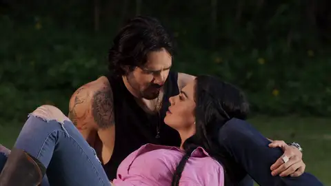 Rafael y Fernanda pasan una noche bajo las estrellas hablando de sus sentimientos Rafael y Fernanda pasan una noche bajo las estrellas hablando de sus sentimientos