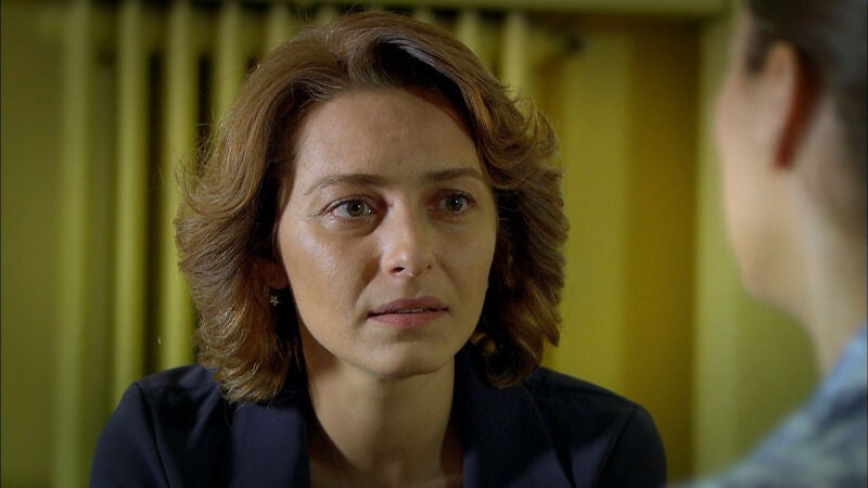 Cemile intenta convencer a Bahar para que acepte el trabajo de cuidar de su nieta