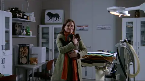 La veterinaria Susanne Mertens recibe una oferta de trabajo en el zoológico La veterinaria Susanne Mertens recibe una oferta de trabajo en el zoológico