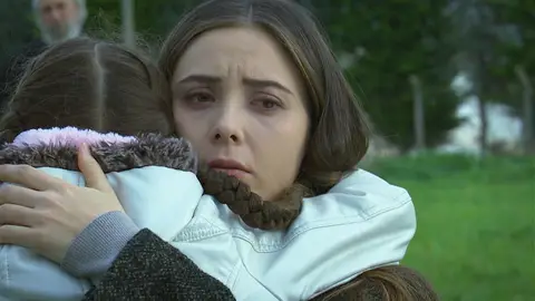 Melek se reúne con Elif Elif