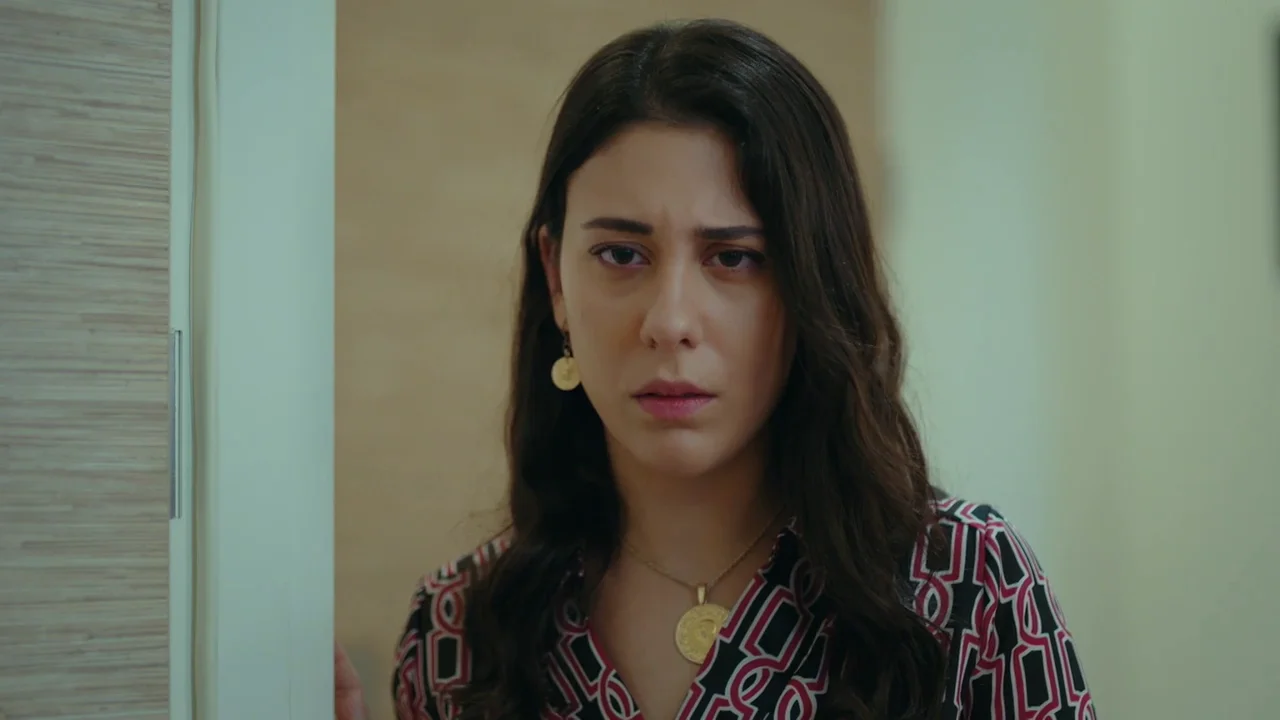 Halise obliga a Elvan a irse ante la atenta mirada de Yahya Halise obliga a Elvan a irse ante la atenta mirada de Yahya