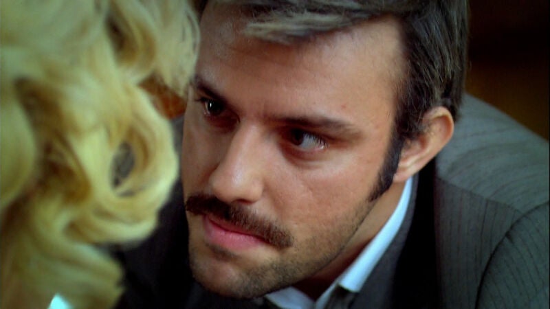 Hakan humilla a Caroline cuando esta regresa a casa