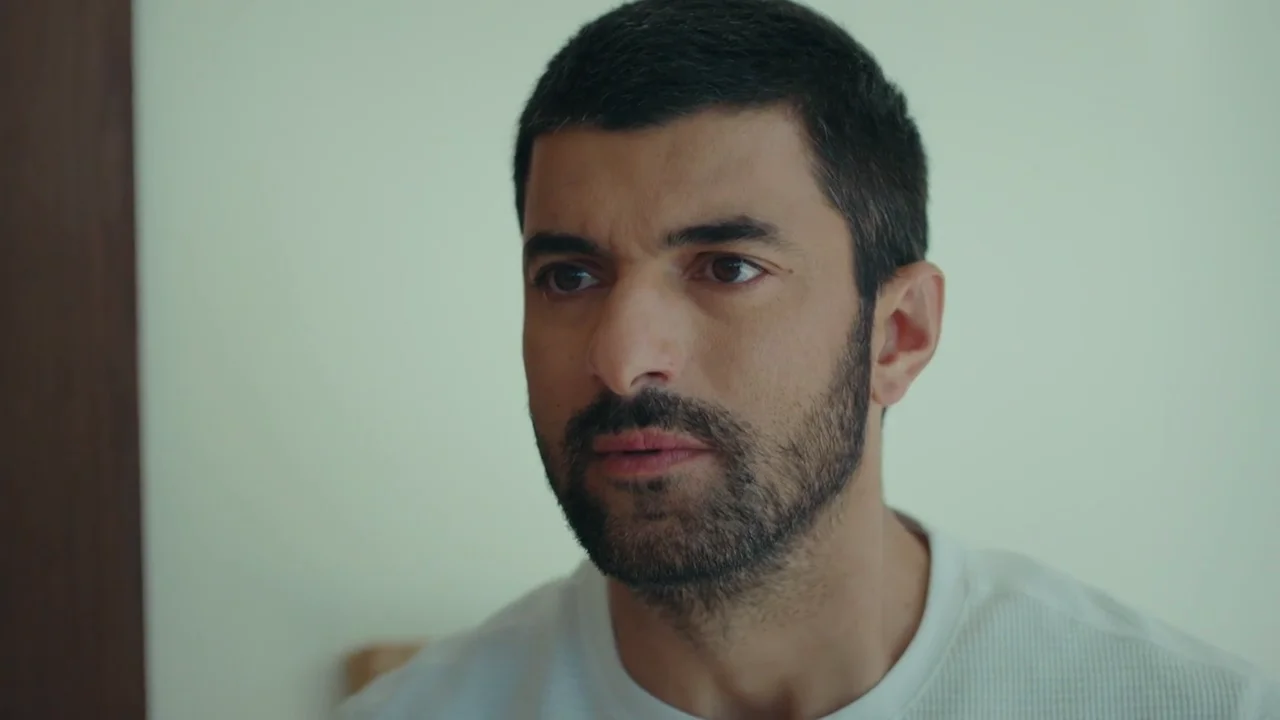 Sancar, Melek y Nare pintan juntos su nueva casa Sancar, Melek y Nare pintan juntos su nueva casa