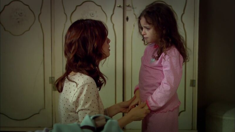 Deniz le pide a Bahar que se quede con ella y acepta