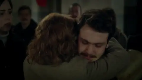 Mete se entrega a la policía para evitar que su hermano vaya a la cárcel Mete se entrega a la policía para evitar que su hermano vaya a la cárcel