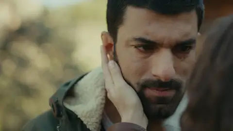 Nare intenta evitar que Sancar vaya a por Akin: "O es tu vida o es la suya" Nare intenta evitar que Sancar vaya a por Akin: "O es tu vida o es la suya"