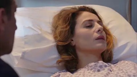 Dilara se despierta desorientada pero con Cihan a su lado Dilara se despierta desorientada pero con Cihan a su lado