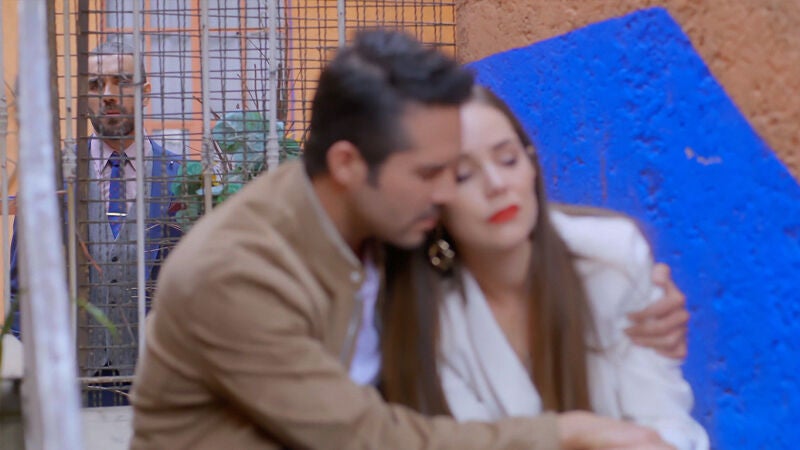 Lucas descubre que Rubí se consuela por la muerte de su madre en los brazos de Alejandro