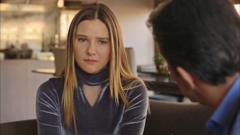 Hazal molesta al descubrir la reacción de Dilara tras despertar del coma