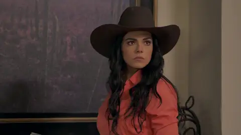 Fernanda a punto de ser descubierta por Camilo Fernanda a punto de ser descubierta por Camilo