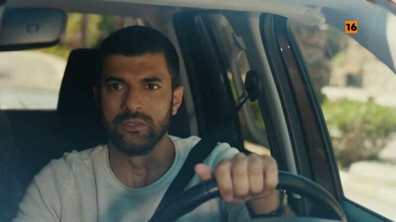 Menekse planea contarle ella misma a Melek que va a tener un hermano