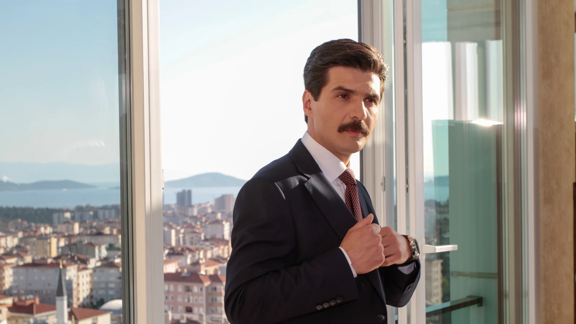 El ambicioso fiscal Cemal Toktas está interpretado por Oktay Sahin