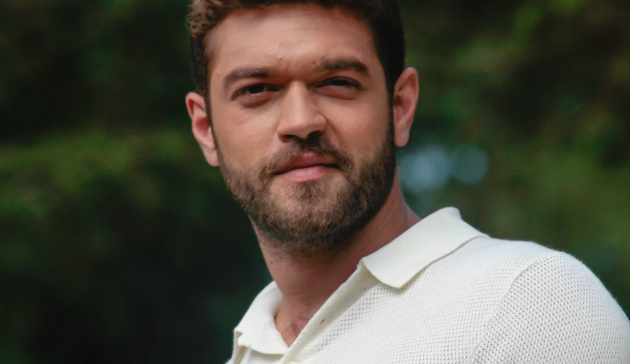Furkan Andiç es Savas Sargun, un joven de la alta sociedad de Estambul