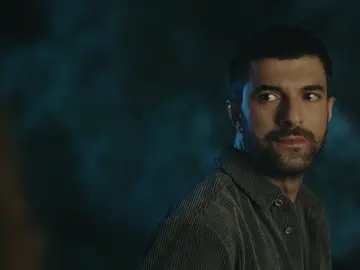 Nare descubre la cabaña de las montañas totalmente destruida y entra en cólera Nare descubre la cabaña de las montañas totalmente destruida y entra en cólera