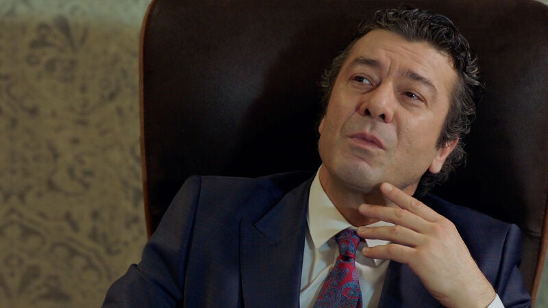 Yurdal le hace una propuesta a Oktay que se piensa su respuesta