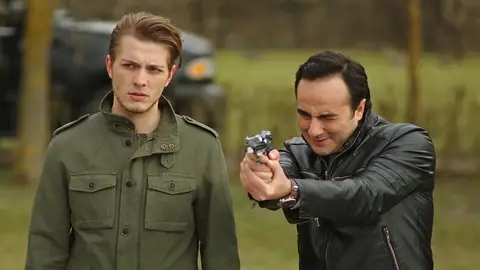 las malas amistades de Ozan Paramparça: Vidas cruzadas