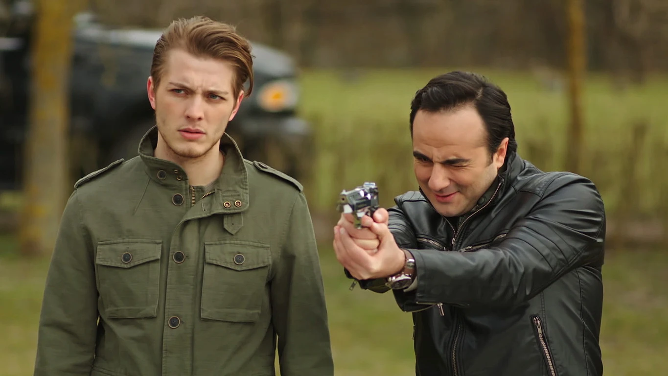 las malas amistades de Ozan Paramparça: Vidas cruzadas