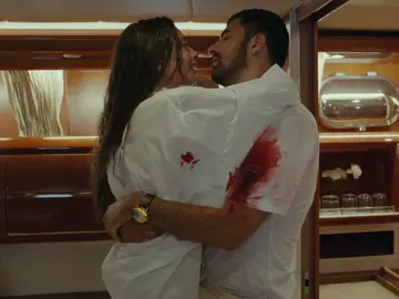 Sancar consigue llegar al barco herido y se declara: "No es mi herida, es mi amor" Sancar consigue llegar al barco herido y se declara: "No es mi herida, es mi amor"