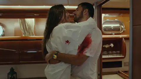 Sancar consigue llegar al barco herido y se declara: "No es mi herida, es mi amor" Sancar consigue llegar al barco herido y se declara: "No es mi herida, es mi amor"