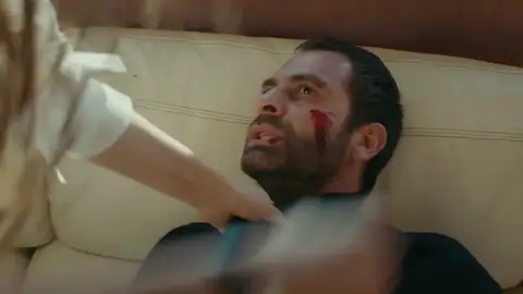 Nare a punto de matar a Akin: "¿Qué se siente al ser la víctima?" Nare a punto de matar a Akin: "¿Qué se siente al ser la víctima?"