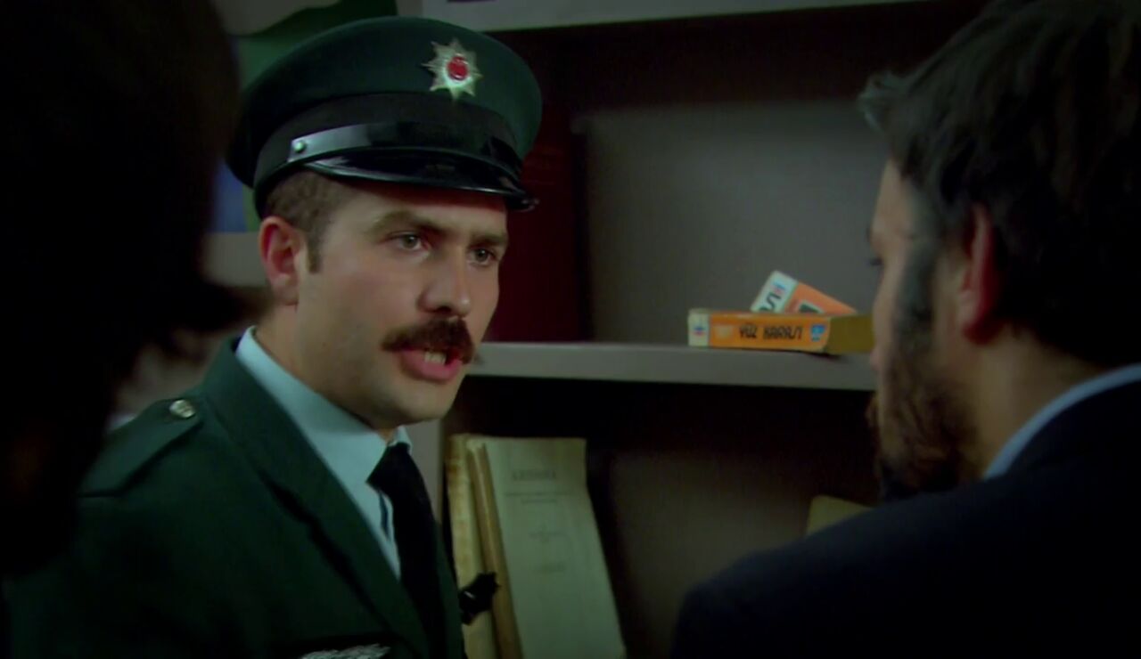 La polic&iacute;a irrumpe en la tienda de Osman con una orden de registro