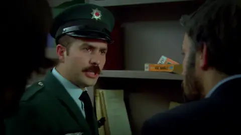 La policía irrumpe en la tienda de Osman con una orden de registro La policía irrumpe en la tienda de Osman con una orden de registro