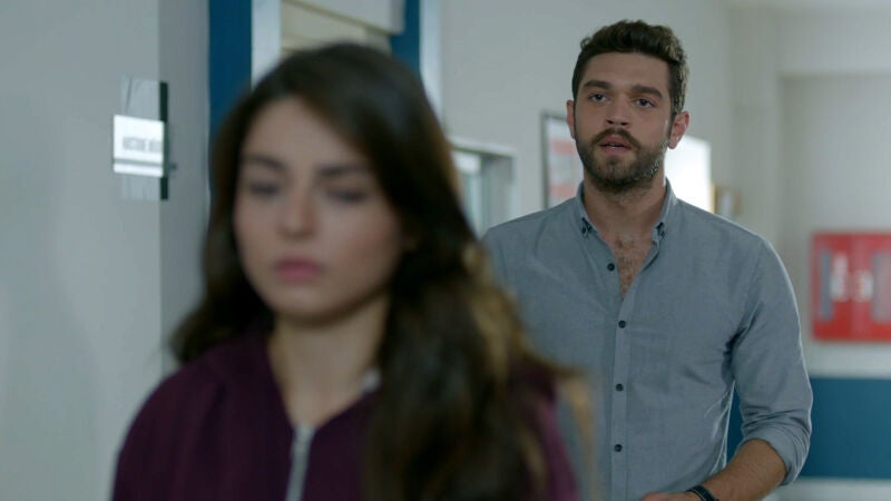 Savas intenta impedir que Meryem se marche de la ciudad