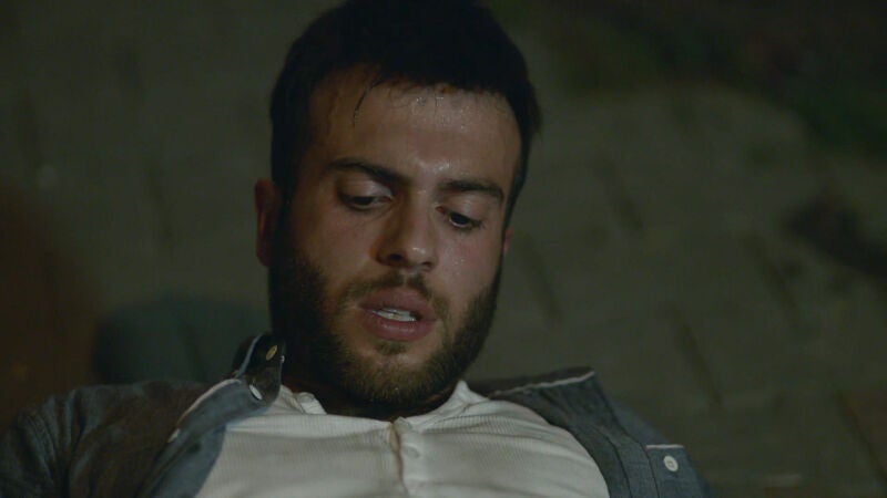 Disparan al mejor amigo de Savas cuando defendía a Burcu de un ataque