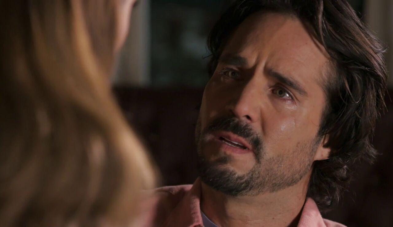 Leticia descubre a Rafael totalmente roto por su ruptura con Fernanda