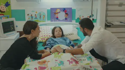 Melek despierta en el hospital después de haber pasado toda la noche inconsciente Melek despierta en el hospital después de haber pasado toda la noche inconsciente