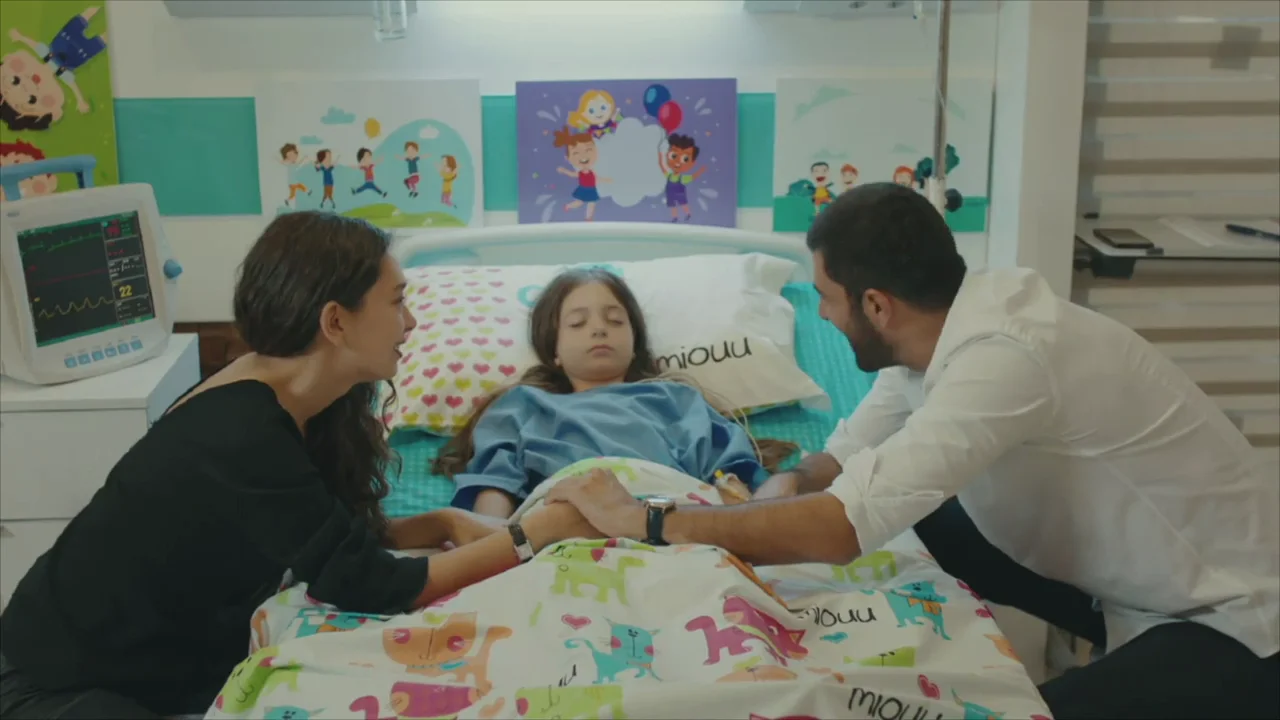 Melek despierta en el hospital después de haber pasado toda la noche inconsciente Melek despierta en el hospital después de haber pasado toda la noche inconsciente