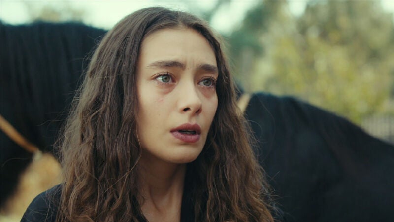 Nare le explica a Sancar el motivo por el que se marcha lejos con Melek