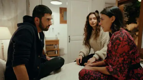Elvan le confiesa a Sancar la verdad de su divorcio con Yayha y toma una decisión: Yahya no volverá a la mansión Elvan le confiesa a Sancar la verdad de su divorcio con Yayha y toma una decisión: Yahya no volverá a la mansión
