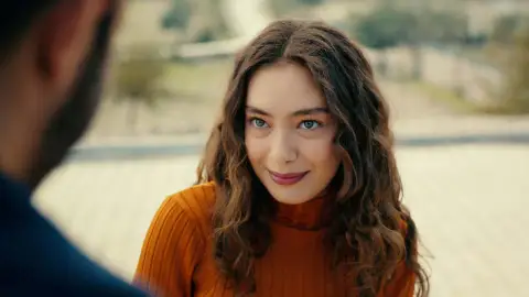¡Nare y Sancar por fin se atreven a soñar! Comienzan a idear la boda de sus sueños y su futuro junto a Melek Tras comprometerse en la playa con Noche de testigo, la feliz pareja ha empezado a hablar de cómo sería su boda perfecta