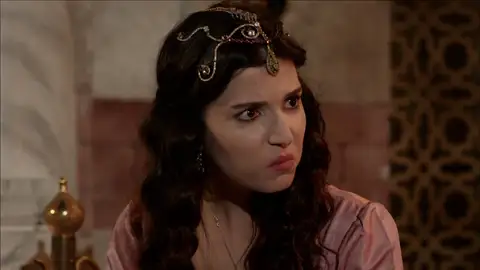 La hermana del sultán se enfurece con Hürren por su indiscreción La hermana del sultán se enfurece con Hürren por su indiscreción