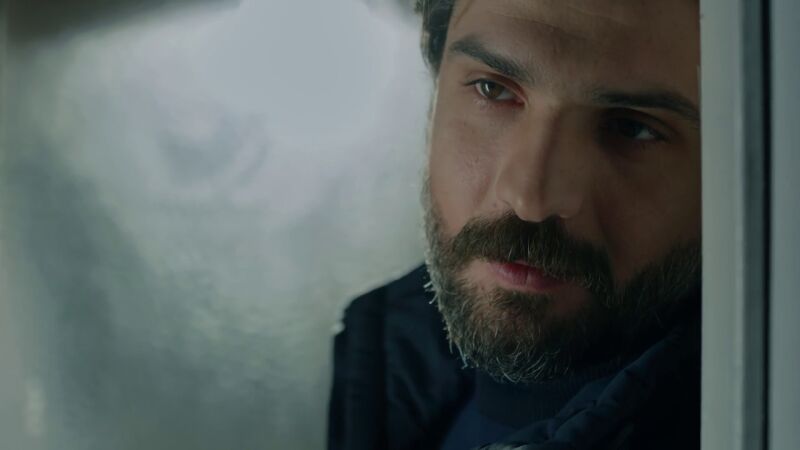 Oktay observa escondido la relación entre Meryem y Savas