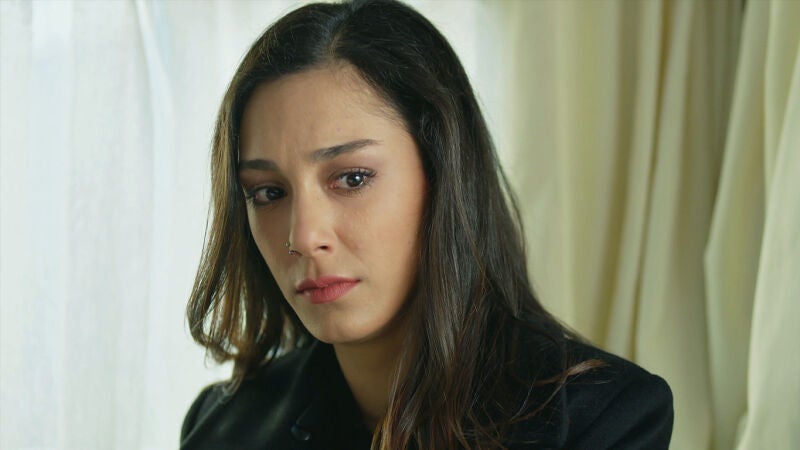 Jasmine, la hija secreta de Yurdal, le dice a la cara lo que piensa de él