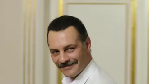 Muzaffer le hace un regalo muy especial a Nefise: "Eres como Cenicienta" Muzaffer le hace un regalo muy especial a Nefise: "Eres como Cenicienta"