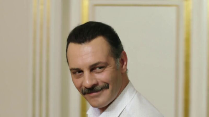 Muzaffer le hace un regalo muy especial a Nefise: 
