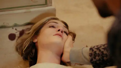 Menekse asesina a Sahra en un forcejeo Menekse asesina a Sahra en un forcejeo