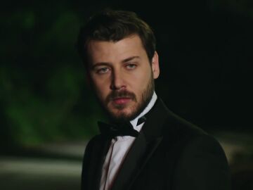 Ahmet se ofrece a ayudar a Zeynep y su familia bajo la atenta mirada de Onur