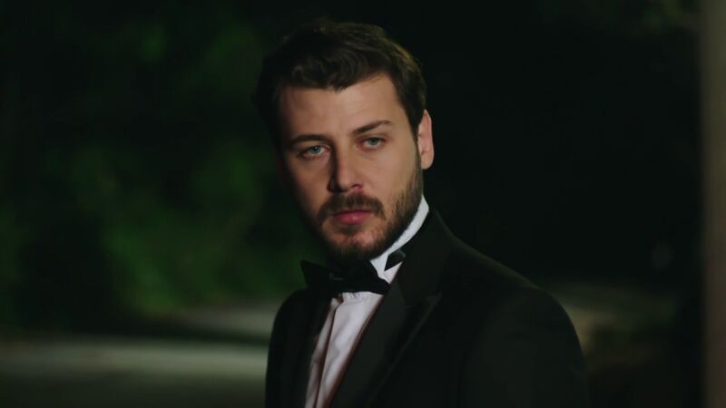 Ahmet se ofrece a ayudar a Zeynep y su familia bajo la atenta mirada de Onur
