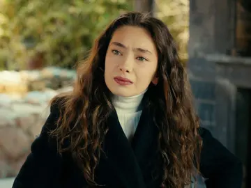 Nare, la nueva dueña de la mansión Efeoglu Nare, la nueva dueña de la mansión Efeoglu