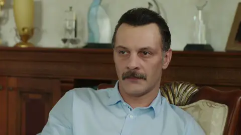 Muzaffer le hace una petición muy especial a Nefise: "Quédate conmigo" Muzaffer le hace una petición muy especial a Nefise: "Quédate conmigo"