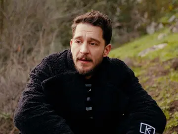 ¿Dónde estará la hija del embajador? Gediz recuerda su historia con Nare mientras la busca desesperadamente ¿Dónde estará la hija del embajador? Gediz recuerda su historia con Nare mientras la busca desesperadamente