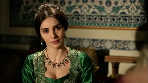 Mahidevran descubre los planes de Hürren para evitar la boda de su hijo Mustafá Mahidevran descubre los planes de Hürren para evitar la boda de su hijo Mustafá