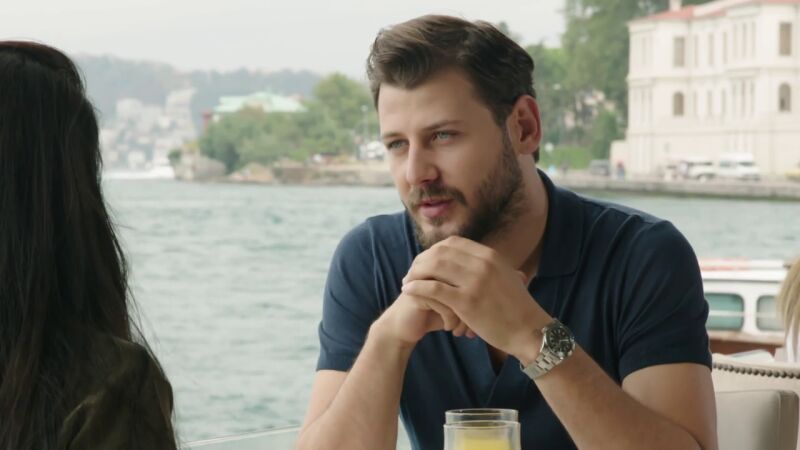 Zeynep y Onur tienen un romántico desayuno a la orilla del mar: 