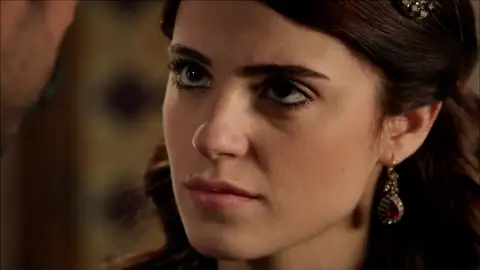 A pesar de estar comprometida con mMstafá, Aybige está enamorada de otro A pesar de estar comprometida con mMstafá, Aybige está enamorada de otro