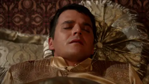 Mustafá está muy enfermo tras ser envenenado por su amante Mustafá está muy enfermo tras ser envenenado por su amante